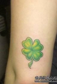 Patrón de tatuaxe de trevo de catro follas: imaxe de tatuaje de tatuaje de trevo de catro follas en cor do brazo