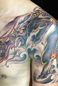 Model de tatuaj masculin jumătate tatuaj