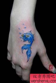 Krása ruky farebné kreslené tetovanie rýb vzor
