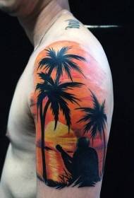 Tatuaggio musicista sulla spalla dipinta sull'oceano spiaggia