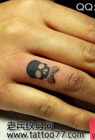 Simpatičan uzorak tetovaža lubanje totemske ruke