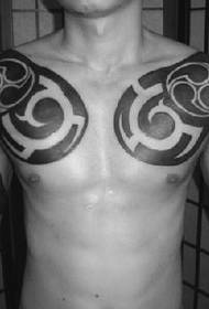 Eenvoudige en stylvolle halwe totem-tatoeëring