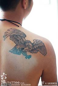 Eagle volante cun un tatuu