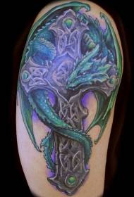 Bella croce celtica con motivo tatuaggio drago