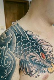 I tatuaggi a metà collo del pesce ti consentono di tenere gli occhi aperti