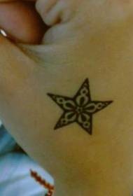 Rankų tigro burna gražus penkiakampis žvaigždės tatuiruotės modelis