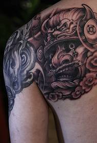 чоловіча татуювання на половину довжини