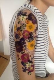 Modeli tatuazh me lule shumëngjyrësh mbi shpatullat mashkullore