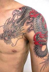 Klasické tradičné čínske tetovanie s drakmi z polovice brnenia