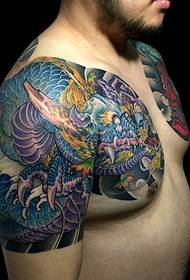 Barvna dvojna polovica oklepnega tetovaža slika zla zmaja in prajna