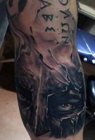 Реалистичная рука Gusparta воин поврежденный шлем татуировка