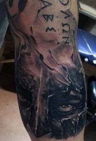 Braccio realistico tatuaggio del casco danneggiato guerriero Gusparta