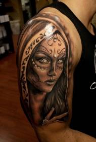 Na ramenu smeđa meksička lubanja djevojka portret tetovaža uzorak