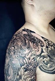 L'uomo di mezza età si innamorò di belle foto di tatuaggi a mezza camicia