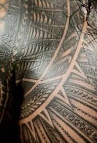 Semplicemente arrabbiato con la metà fritta del tatuaggio totem