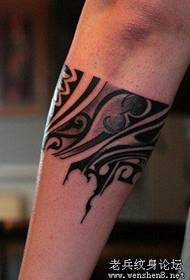 Modèle de tatouage totem bras