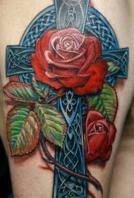 手臂現實玫瑰和凱爾特十字紋身圖案