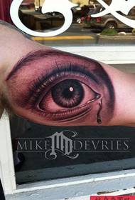 Tattoo training: foto van getatoeëerde ogen met tranen in de ogen