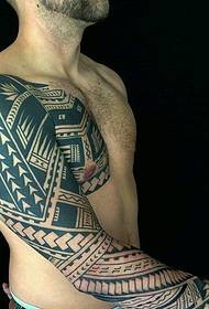Красивая татуировка полу-майя мужчины средних лет