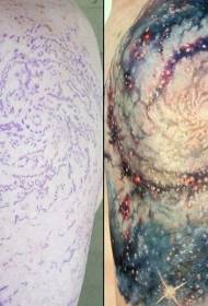 Patrones realistes de tatuatges espacials i brillants