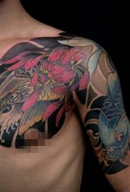 Štýlový bedrový chlapec miluje tetovanie s polovičným pancierovaním