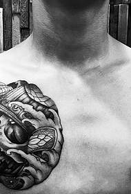 Super popolna tatujeva tetovaža na polovici oklopa totem