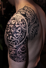 Lelaki Totem Half Tattoo