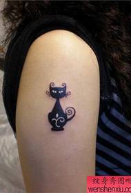 الگوی تاتو گربه بازوی مورد علاقه دختران
