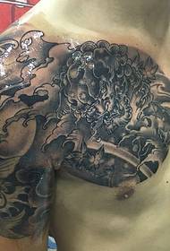 Un tatuaggio a mezzo tatuaggio combinato con leone e leone
