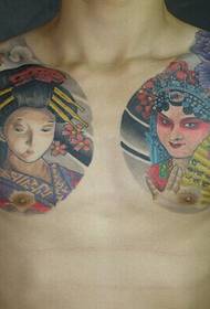 geisha ជប៉ុនដ៏ស្រស់ស្អាតនៅលើស្មានិងរូបភាពសាក់ផ្កាចិន