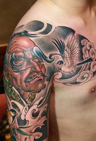 Tratto toracico più mezzo tatuaggio con motivo a rondine