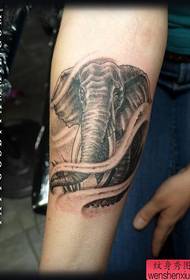 Рука ескіз слон татуювання візерунок