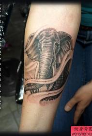 Modeli i tatuazheve të elefantëve të skicave të dorës