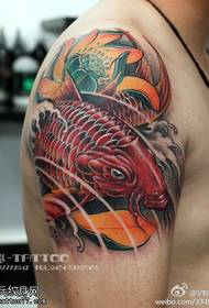 Голема црвена богата шема на тетоважи Кои