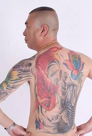 Érett ember van egy szép színes félpáncél tetoválás