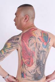 L'uomo maturo ha un bel tatuaggio colorato a mezza armatura