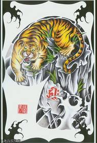 Veterano tatuaxe un patrón de tatuaxe de medio cráneo de tigre