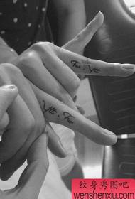 Djevojka prst modni uzorak slova tetovaža slova