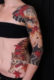 Arm ja vyötärö söpö kissan vaahteranlehden väri-tatuointikuvio