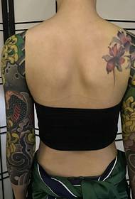 Alternativ pige dobbelt halvt farve Totem tatoveringsmønster