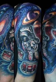 Spazio colore del braccio e disegno del tatuaggio del pianeta astronauta