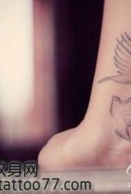 Arm maganda klasikong totem pigeon tattoo pattern