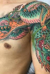 Drago scialle spalla mezza armatura tatuaggio