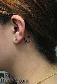 Красивый классический ушной тотем с железным якорем в виде татуировки