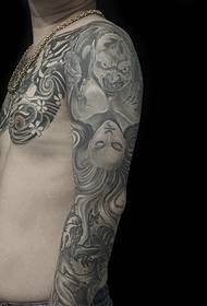 Glamoureuze bloeiende zwart grijze half armor totem tattoo tattoo