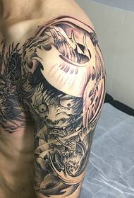 Татуировка на половину дракона, смешанная со злым драконом и праджней