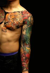 Dvostruki uzorak tigraste tetovaže bez ikakvih nedostataka
