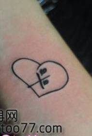 Прост и популярен модел на татуировка на любовта с ръка