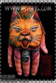 Käsi tagasi värviline õnneliku kassi tätoveeringu muster
