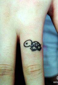 女孩手指可愛的小烏龜紋身圖案